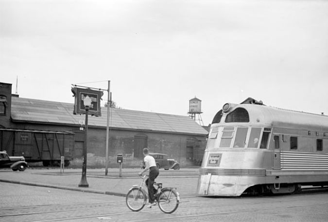 The Twin Cities Zephyr in La Crosse in 1939.
